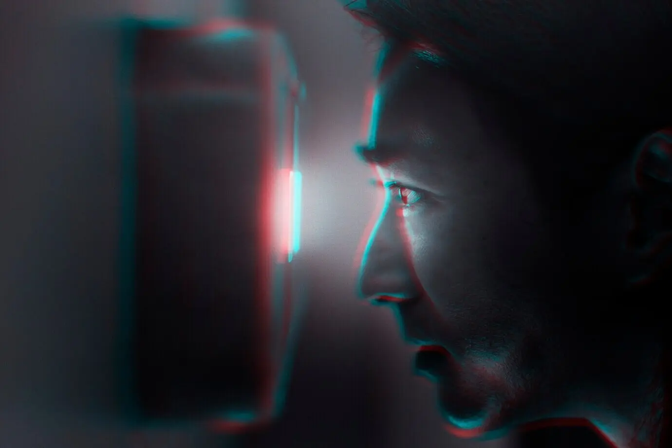 Retina-Scans und Sicherheitstechnologie im zweifarbigen Doppelbelichtungseffekt