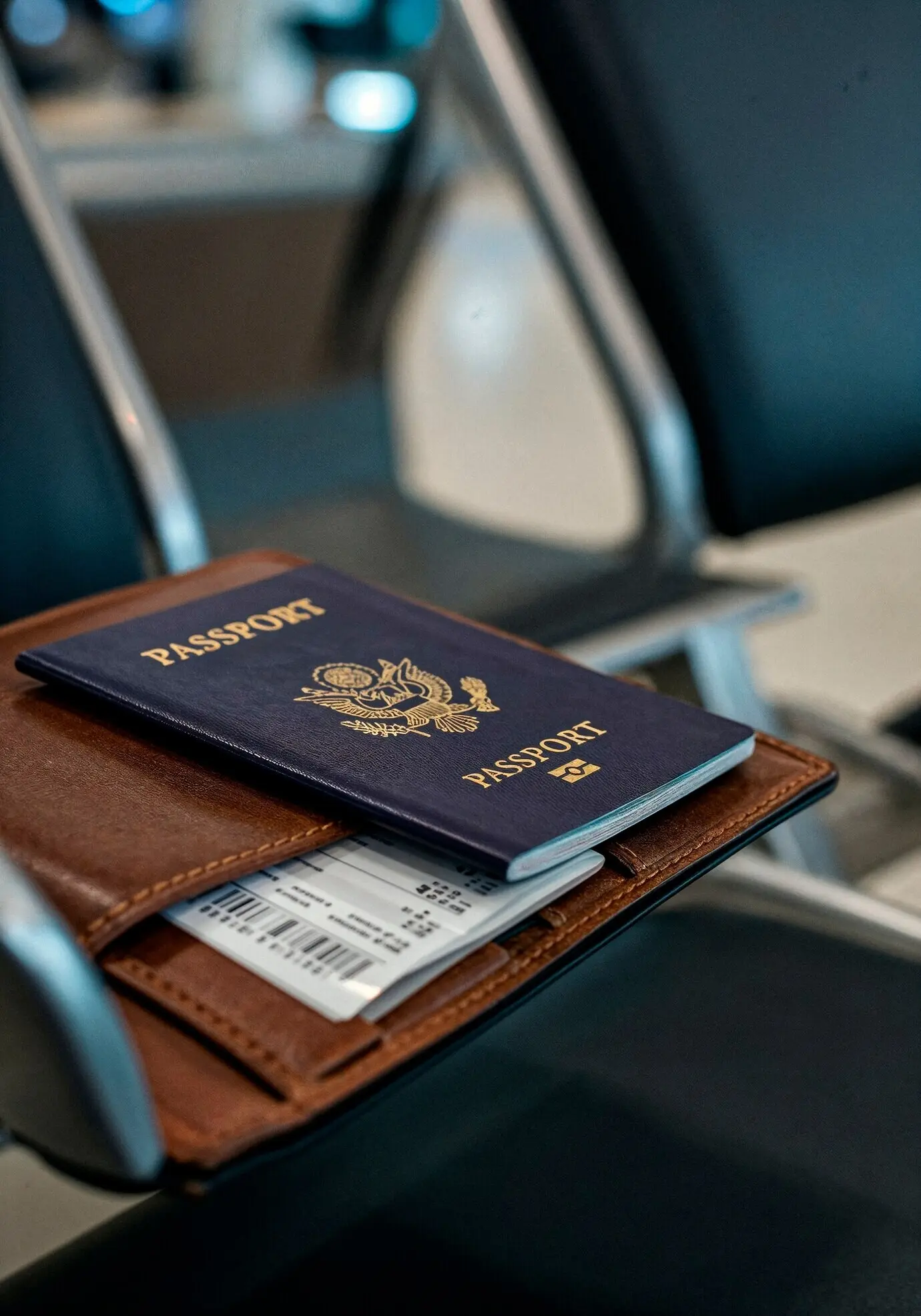 Am Flughafen stecken Reisepass und Bordkarte in einer Lederbrieftasche.